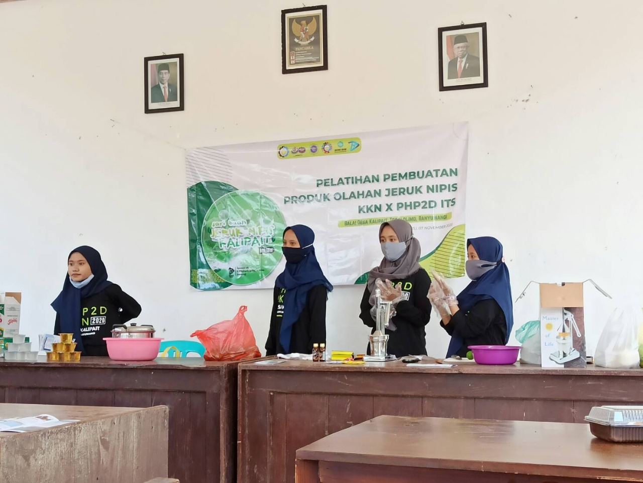 Pelatihan pembuatan olahan jeruk nipis oleh Tim BUMI IBOE ITS di BUMDes Renville, Desa Kalipait