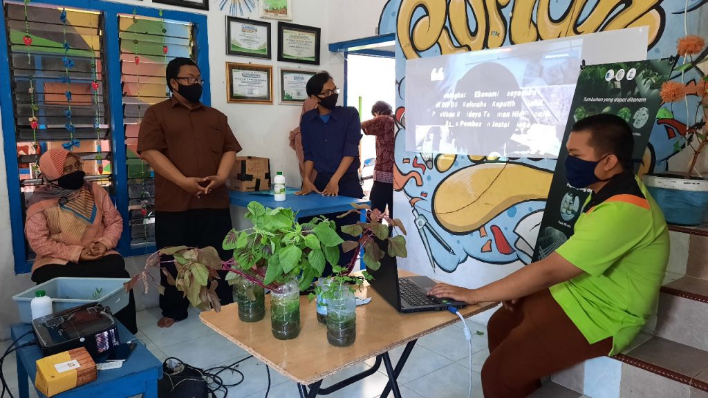 Suasana pelatihan Budidaya Tanaman Hidroponik kepada warga RW 008 Kelurahan Keputih, Surabaya oleh Tim Abmas dan KKN ITS