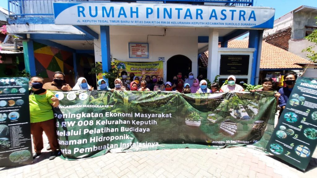 Tim Abmas ITS untuk Pelatihan Hidroponik bersama warga RW 008 Keputih, Surabaya