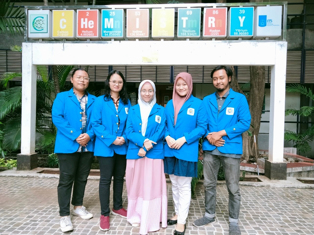 (Dari kiri) Mohamad Ikbal Pangestu, Tiara Mahendra Kurniawati, Hafildatur Rosyidah, Ulfa Miki Fitriana, dan Ahnaf merupakan Tim Platinum ITS yang sukses raih emas di Korea