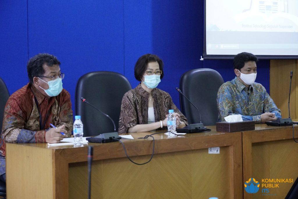 (dari kiri ke kanan) Kepala BPFK Suabaya Khairul Bahri ST, Managing Director CV Sinar Baja Electric Elly Sunjoto dan Wakil Rektor IV ITS Bambang Pramujati ST MScEng PhD dalam acara penandatanganan MoU