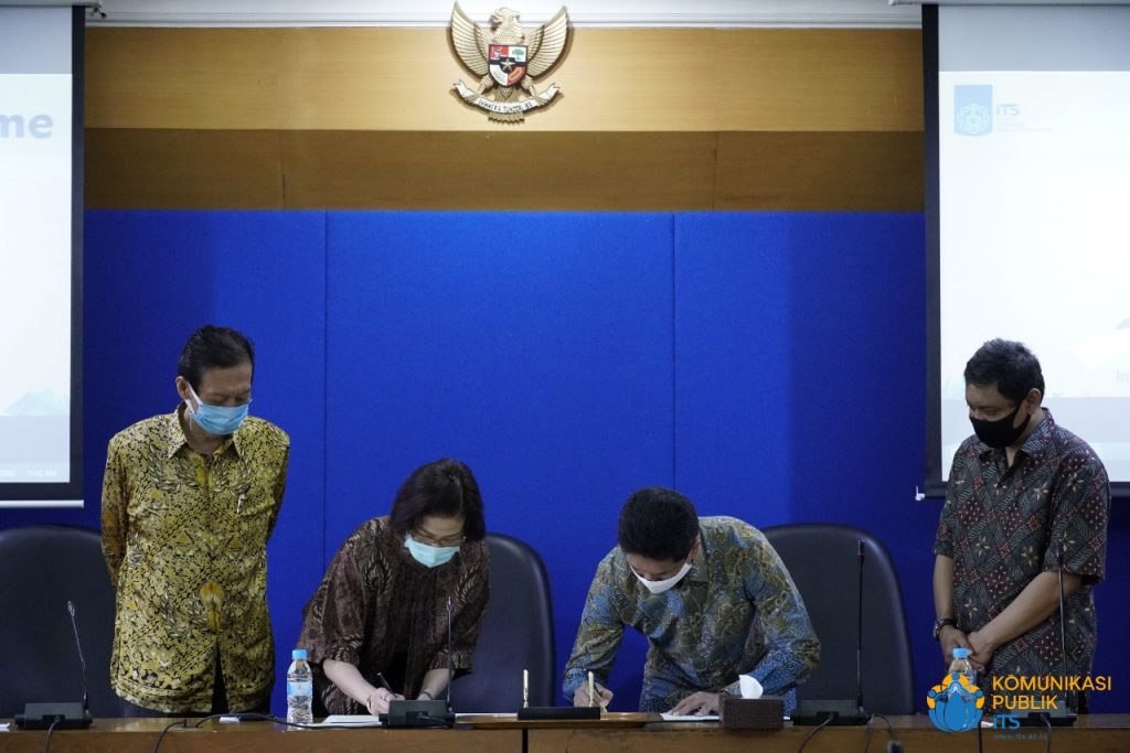 Elly Sunjoto (dua dari kanan) dan Bambang Pramujati ST MScEng PhD (tiga dari kanan) menandatangani MoU didampingi oleh Hendro Sunjoto (paling kanan) dan Tri Joko Wahyudi ST MT PhD (paling kiri)