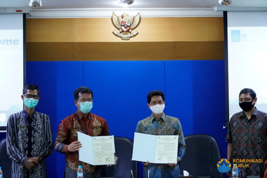 (dari kiri ke kanan) Tri Dedi Setyawan, Khairul Bahri ST, Bambang Pramujati ST MScEng PhD, dan Tri Joko Wahyudi ST MT PhD usai penandatanganan MoU