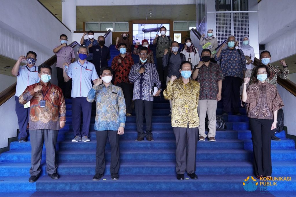 Jajaran pimpinan ITS, BPFK Surabaya dan CV Sinar Baja Electric berfoto bersama usai acara penandatanganan MoU di Gedung Rektorat ITS