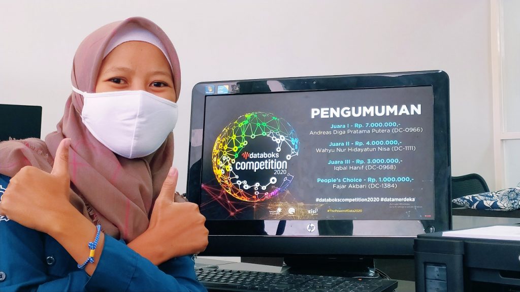 Wahyu Nur Hidayatun Nisa, mahasiswa Teknik Transportasi Laut ITS, saat menerima pengumuman pemenang Databooks Competition 2020