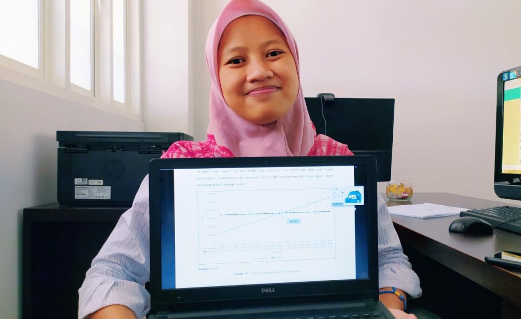 Wahyu Nur Hidayatun Nisa, mahasiswa Teknik Transportasi Laut ITS, menunjukkan data dalam artikelnya yang berhasil raih juara II di Databooks Competition 2020