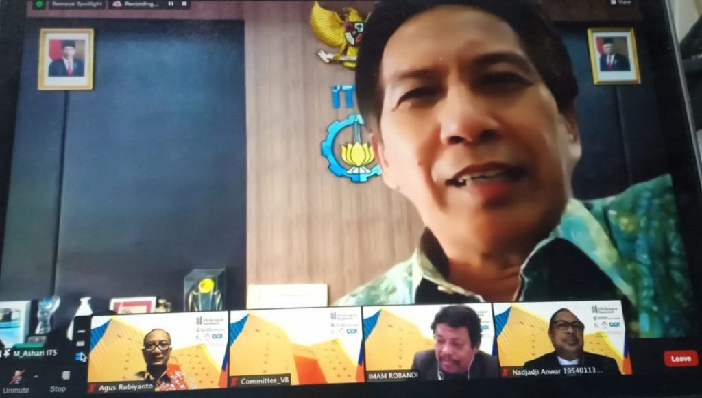 Rektor ITS Prof Dr Ir Mochamad Ashari MEng (layar utama) saat memberikan sambutan pembukaan Professor Summit 2020 secara daring