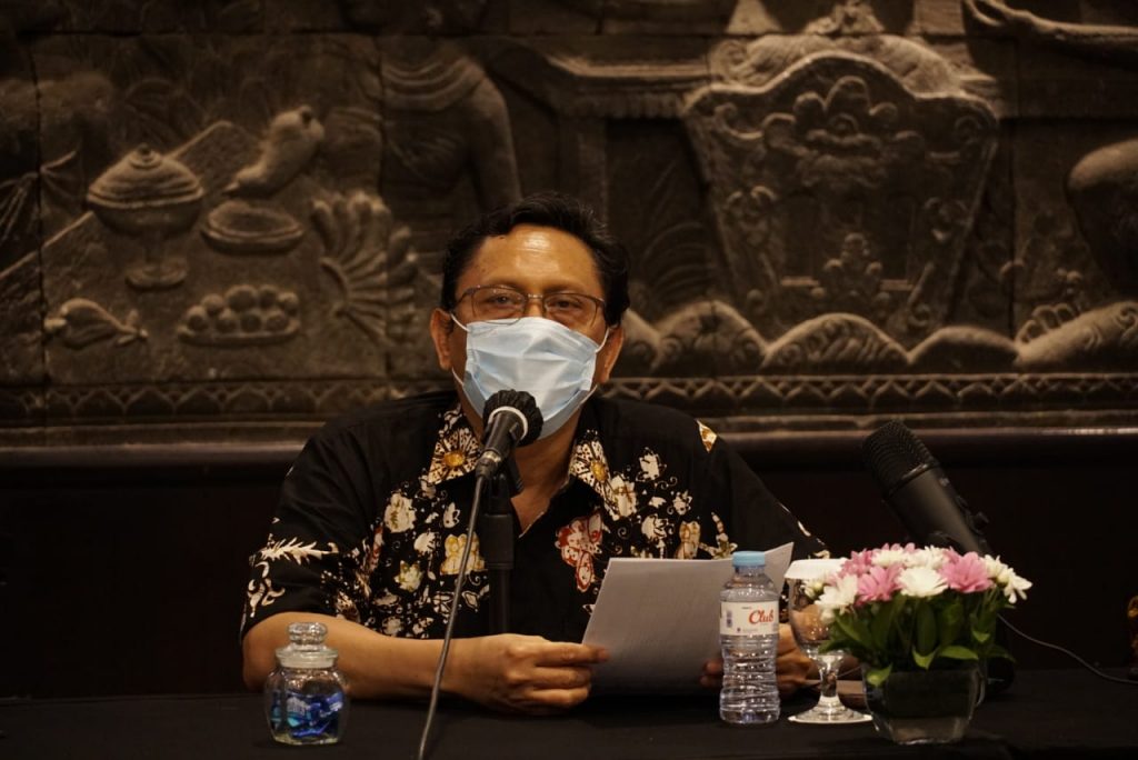 Dekan Fakultas Vokasi ITS Prof Ir Mohammad Sigit Darmawan MEng Sc PhD saat menyampaikan susunan skema kompetensi berstandar industri
