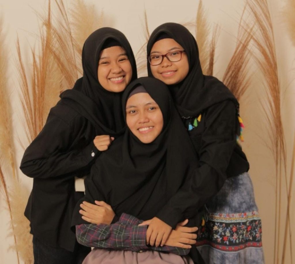 Tim Sinpsher yang terdiri dari tiga mahasiswa Departemen Teknik Informatika ITS peraih emas di Gemastik XIII