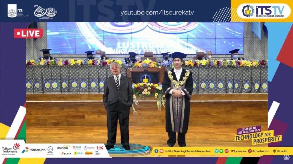 Prof Ir Priyo Suprobo MS PhD (kiri) yang ditampilkan melalui hologram saat menerima anugrah penghargaan Angka Nitisastro pada puncak Peringatan Dies Natalis ke-60 atau Lustrum XII