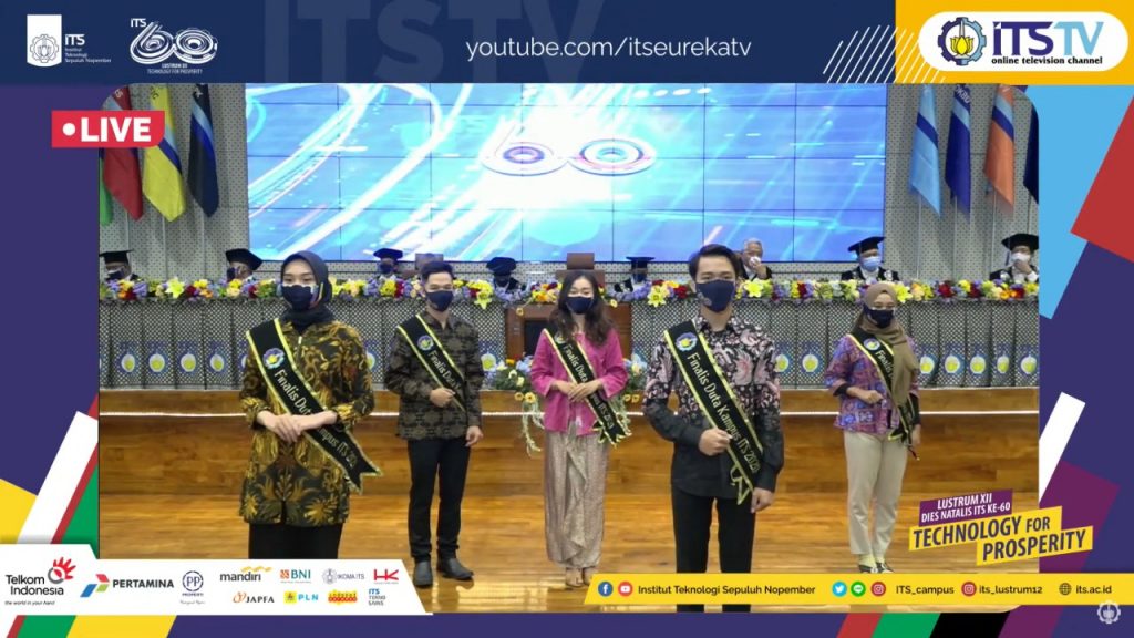 Satria Mahardika (kanan depan) dan Kharisma Khodija Kusnadi (kiri depan) berhasil terpilih sebagai Duta Kampus ITS untuk kali pertama