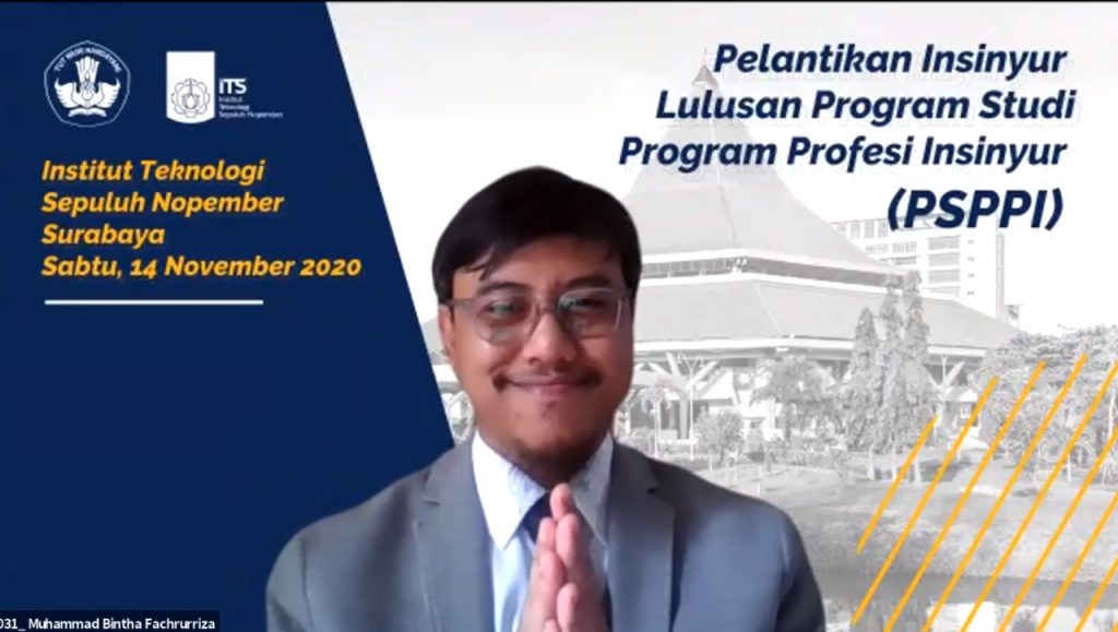 Salah satu lulusan insinyur Semester Genap 2019/2020 saat dipanggil namanya pada Pelantikan Lulusan PSPPI ITS