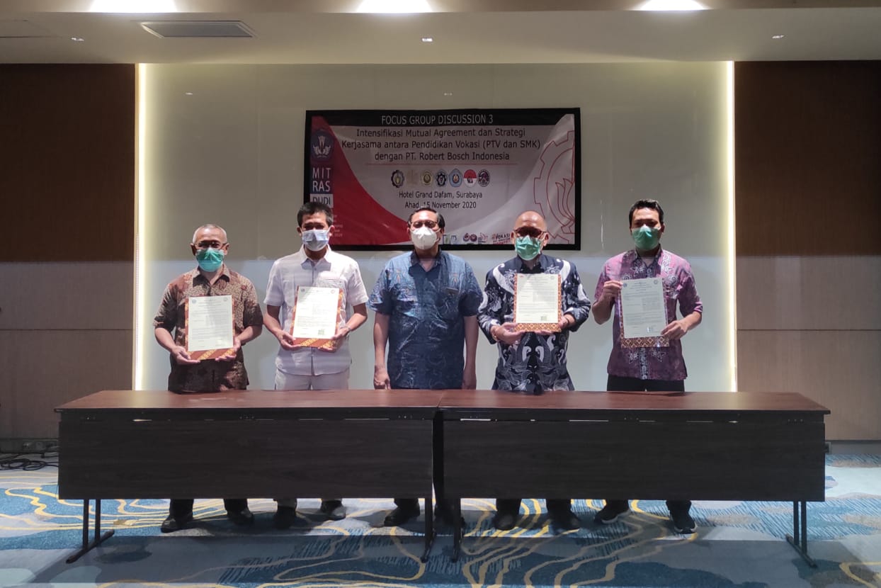 Dekan Fakultas Vokasi ITS Prof Ir Muhammad Sigit Darmawan (tengah) bersama dengan keempat mitra Sekolah Menengah Kejuruan (SMK)