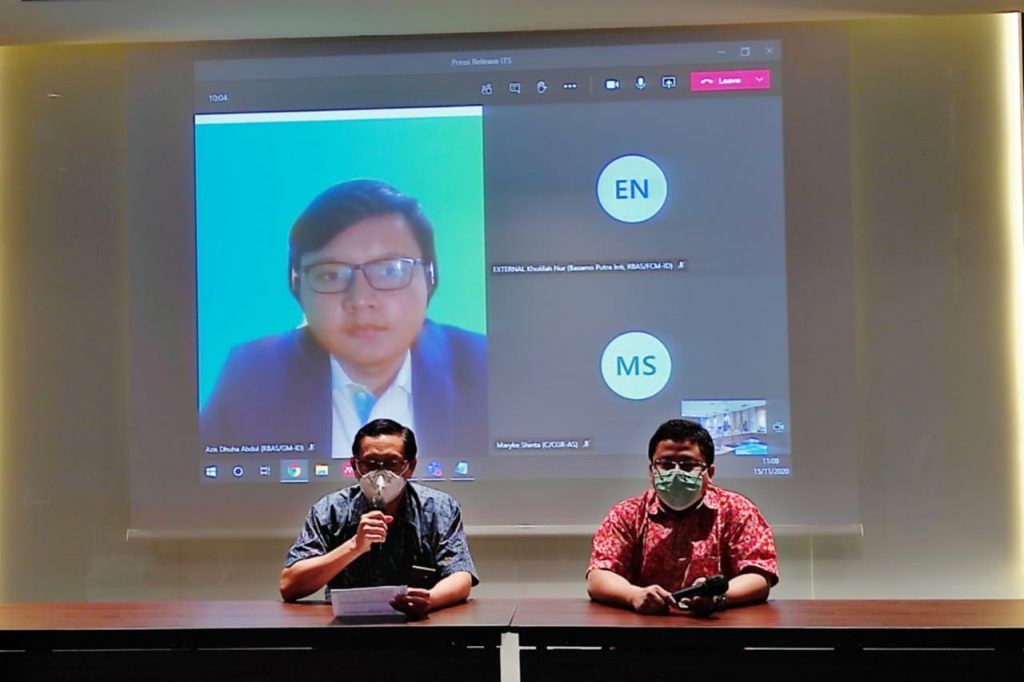 Dekan Fakultas Vokasi ITS Prof Ir Muhammad Sigit Darmawan (kiri) ketika memaparkan Program Kampus Pendamping Kemitraan Tahun 2020