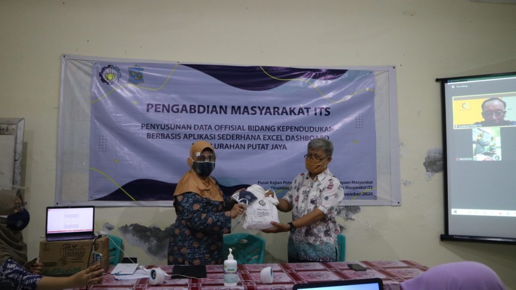 Ketua Tim Abmas ITS Dr Ismaini Zain MSi (kiri) dan Sekretaris Kelurahan Putat Jaya, Radityaka Wahyu Iswara pada hari pertama pelatihan pendataan digital