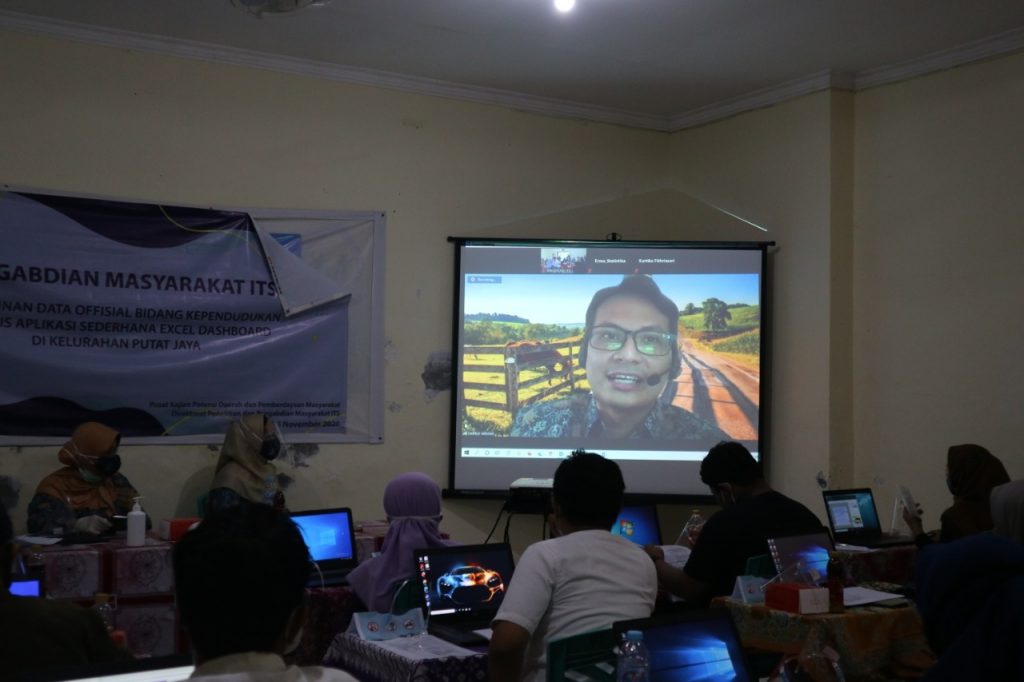 Salah satu sesi materi yang berlangsung secara daring dan luring di Kelurahan Putat Jaya, Surabaya