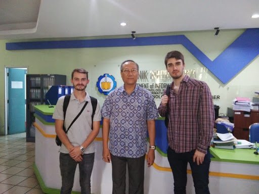 Prof Drs Ec Ir Riyanarto Sarno MSc PhD (tengah) bersama dengan mahasiswa internasional di Departemen Teknik Informatika ITS