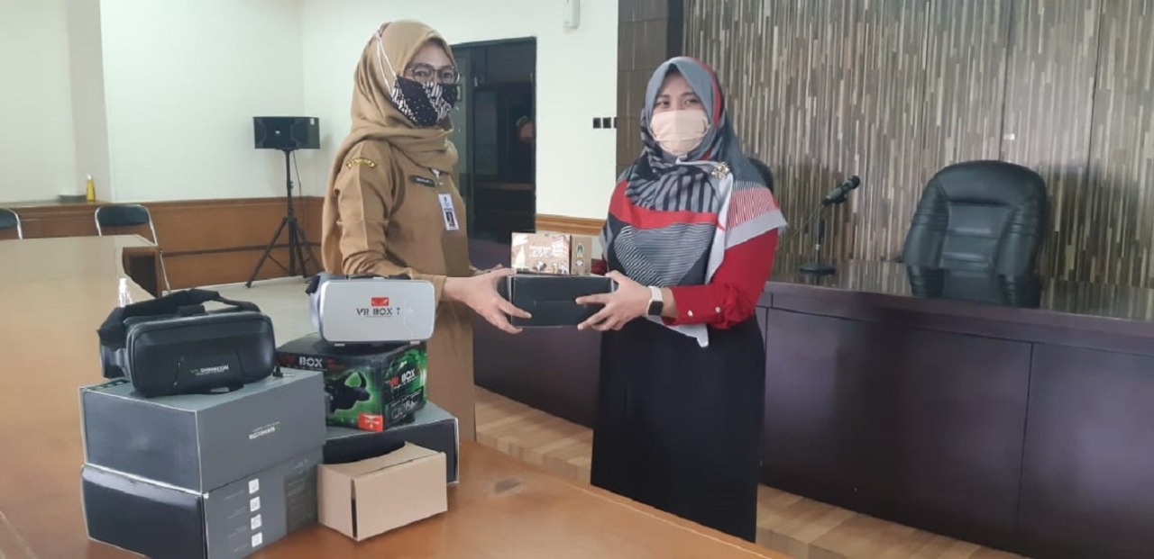 Dosen Departemen Perencanaan Wilayah dan Kota ITS, Karina Pradinie Tucunan ST M.Eng ketika serah terima proyek dengan Badan Perencanaan Pembangunan Daerah Kabupaten Gresik