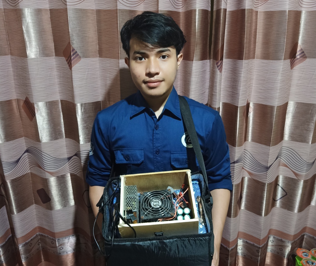 Muhammad Adrian Fadhilah dan kotak VD-BOX rancangannya