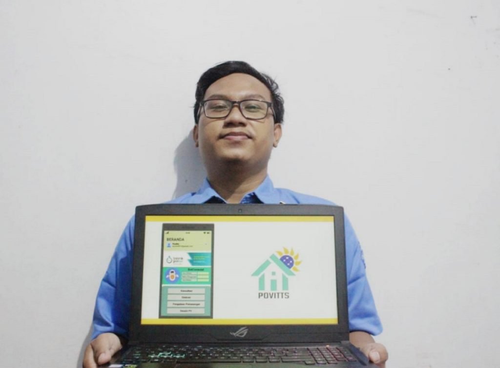 Hakim Subekti saat menunjukkan prototype Povitts buatan timnya