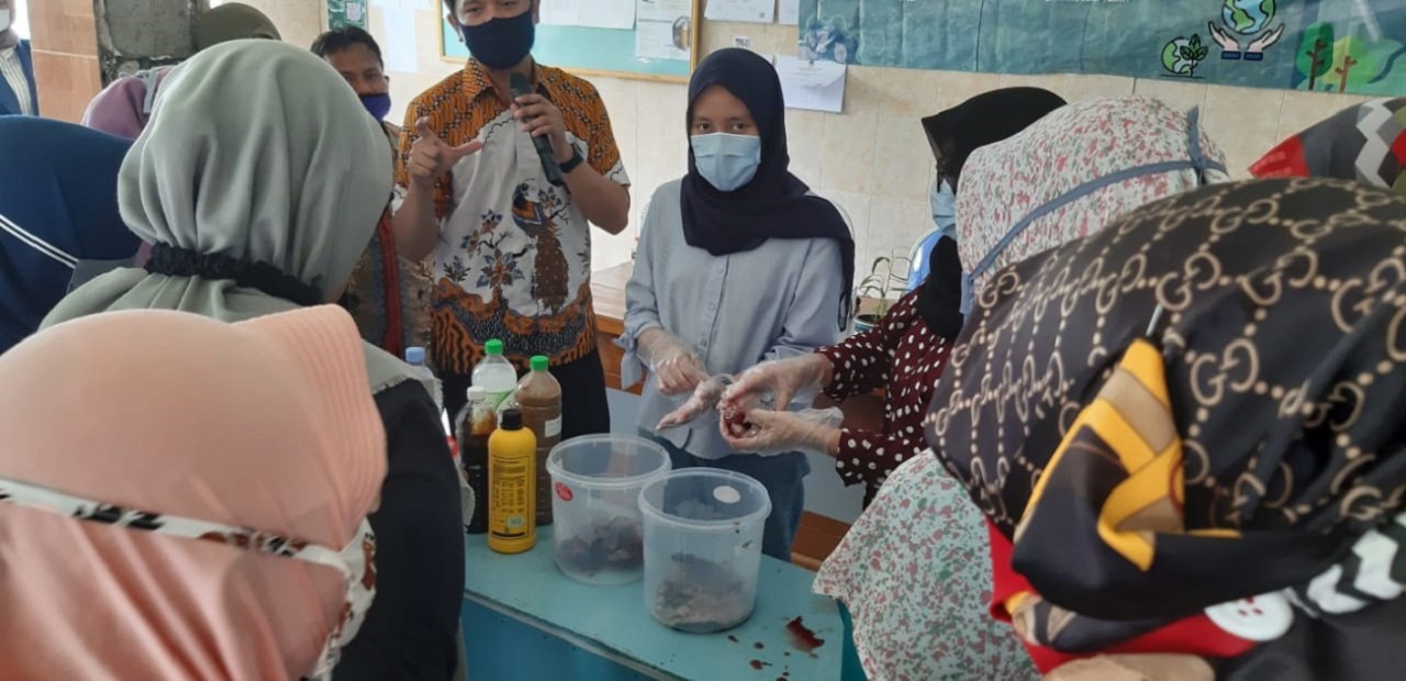 Demo pembuatan pupuk cair dari limbah ikan oleh tim Abmas dan KKN ITS
