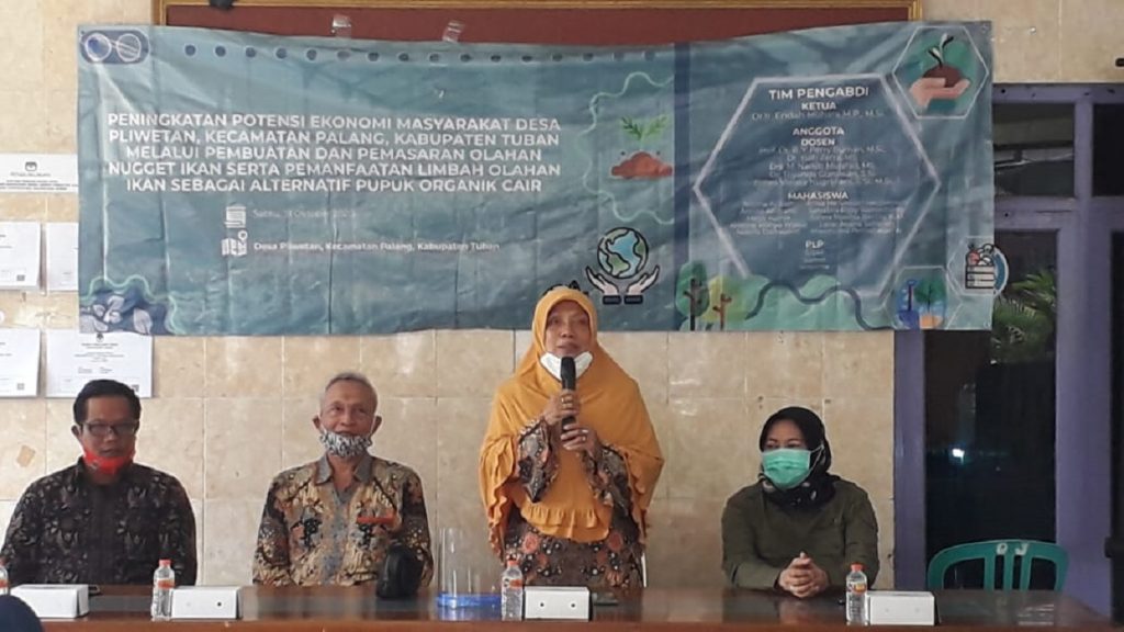 Dr Ir Endah Mutiara Marhaeni Putri MP MSi (berdiri) saat memberikan penjelasan kepada warga Desa Pliwetan