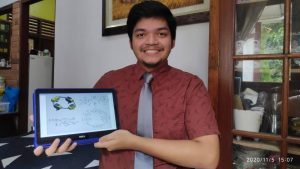 Ketua tim, Hanif Srisubaga Alim menunjukkan desain blueprint dari keramba dengan inovasi teknologi yang dirancang timnya