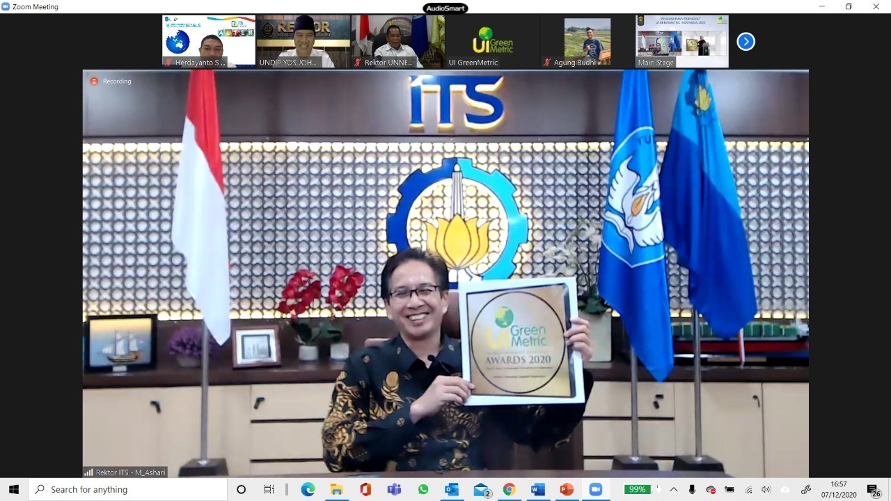 Penghargaan dari UI GreenMetric 2020 yang diterima oleh Rektor ITS Prof Dr Ir Mochamad Ashari MEng