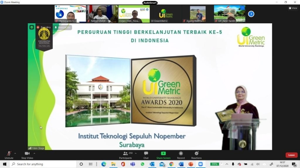 Penghargaan untuk ITS sebagai Perguruan Tinggi Berkelanjutan Terbaik ke-5 di Indonesia yang diberikan UI GreenMetric