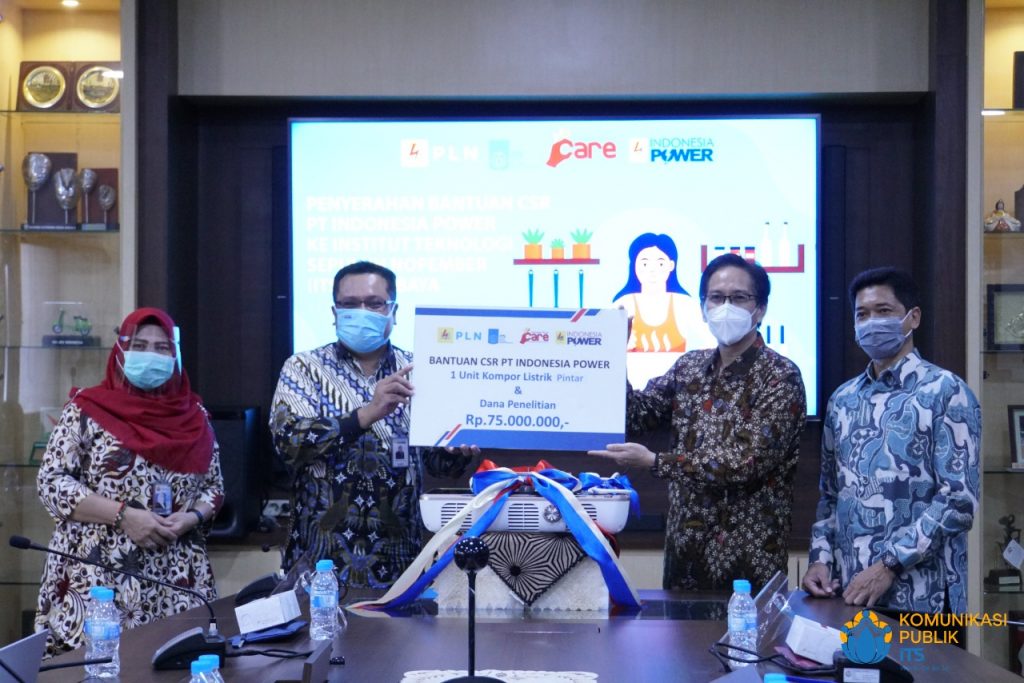 Rektor ITS Prof Dr Ir Mochamad Ashari MEng (dua dari kanan) dan GM PT Indonesia Power Buyung Arianto (dua dari kiri) saat penyerahan kompor pintar dan dana penelitian pengembangannya