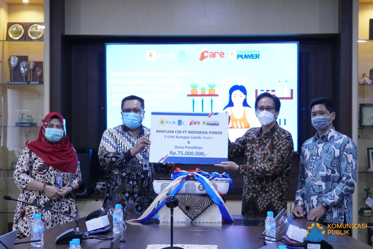 Rektor ITS Prof Dr Ir Mochamad Ashari MEng (dua dari kanan) dan GM PT Indonesia Power Buyung Arianto (dua dari kiri) saat penyerahan kompor pintar dan dana penelitian pengembangannya