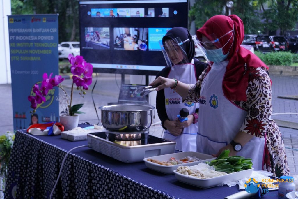 Demo memasak menggunakan unit kompor listrik dari PT Indonesia Power yang diselenggarakan di halaman Gedung Rektorat ITS