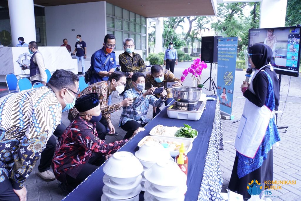 Rektor ITS Prof Dr Mochamad Ashari dan segenap jajarannya menyimak dengan antusiasme penjelasan kinerja unit kompor pintar