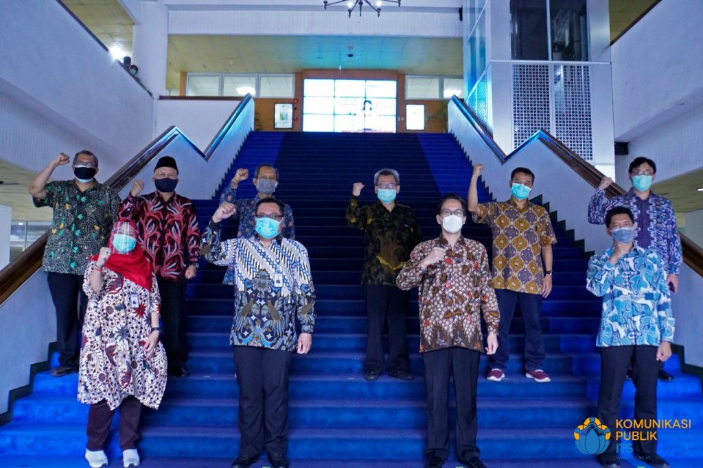 Jajaran pimpinan ITS dengan perwakilan dari PT Indonesia Power yang hadir langsung di Gedung Rektorat ITS