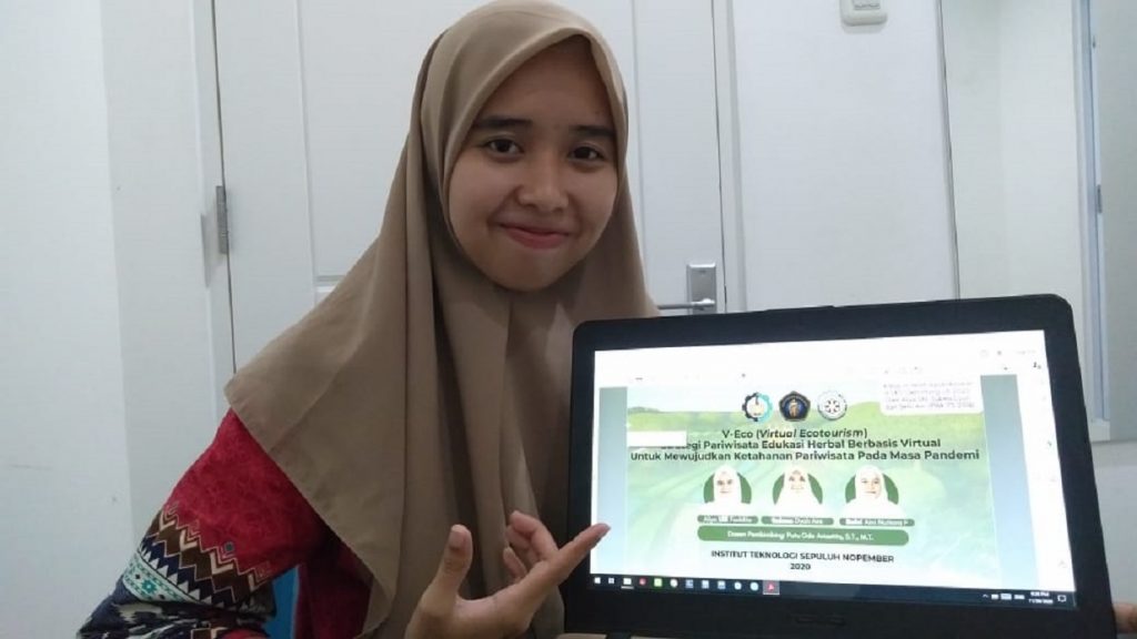 Aliyah Ulil Faddila selaku ketua tim saat menunjukkan V-Eco rancangannya timnya