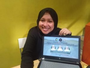 Selvi Aini Mutiara Fadillah, salah satu anggota tim saat menunjukkan V-Eco
