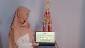 Sukma Dyah Aini, salah satu anggota tim saat menunjukkan V-Eco