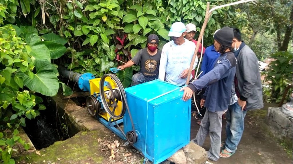 Pemasangan turbin dalam PLTMH oleh warga Desa Puncu, Kediri