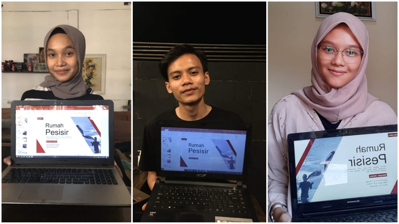 (dari kiri) Dewi Septina Br Pelawi, Ilham Kharisma Prayoga, Sekar Nur Saraswati saat menunjukkan gagasan Rumah Pesisir untuk Desa Tambak Cemandi, Sidoarjo