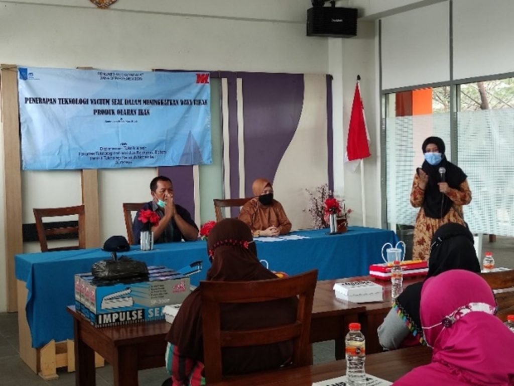 Aida Annisa Amin Daman ST MT (berdiri) saat menjelaskan manfaat dari alat vacuum sealer