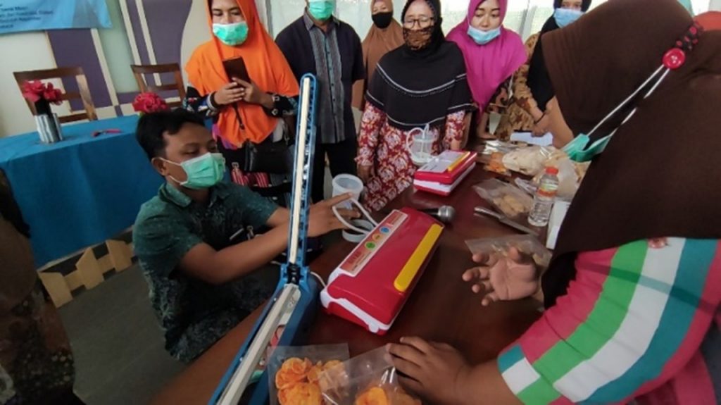 Tim Abmas ITS saat memberikan penjelasan mengenai bagian-bagian vacuum sealer