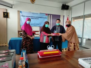 ITS Bantu Pedagang Tingkatkan Daya Tahan Produk Olahan Ikan