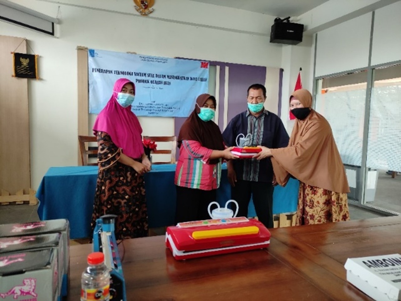 Penyerahan hibah alat vacuum sealer, (dari kanan) Wiwiek Hendrowati, Maftuhin, dan perwakilan UMKM SIB