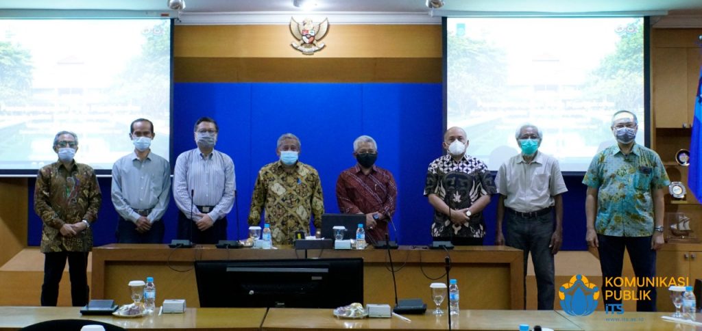 Foto bersama anggota Majelis Wali Amanat ITS perioden2016 - 2021 seusai rapat di Ruang Sidang Senat ITS