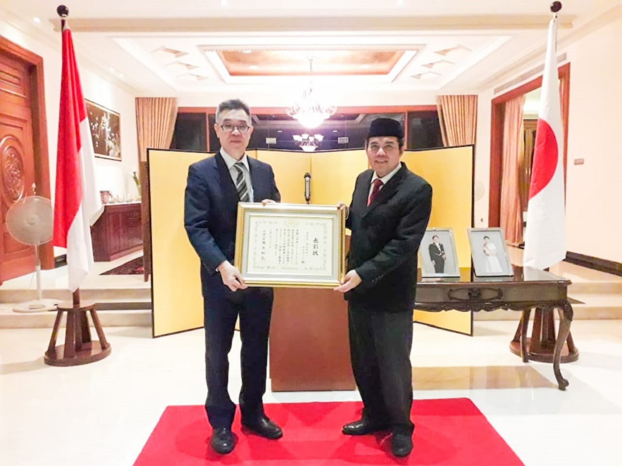 Prosesi penganugerahan piagam penghargaan dari Menteri Luar Negeri Jepang kepada Prof Agus Zainal Arifin dari ITS yang diadakan di Konsulat Jenderal Jepang, Surabaya