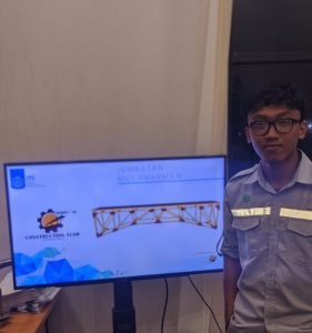 Ketua tim MAPS-19, Yohanes Hadi Saputra saat menunjukkan desain Jembatan Mulawarman buatan timnya