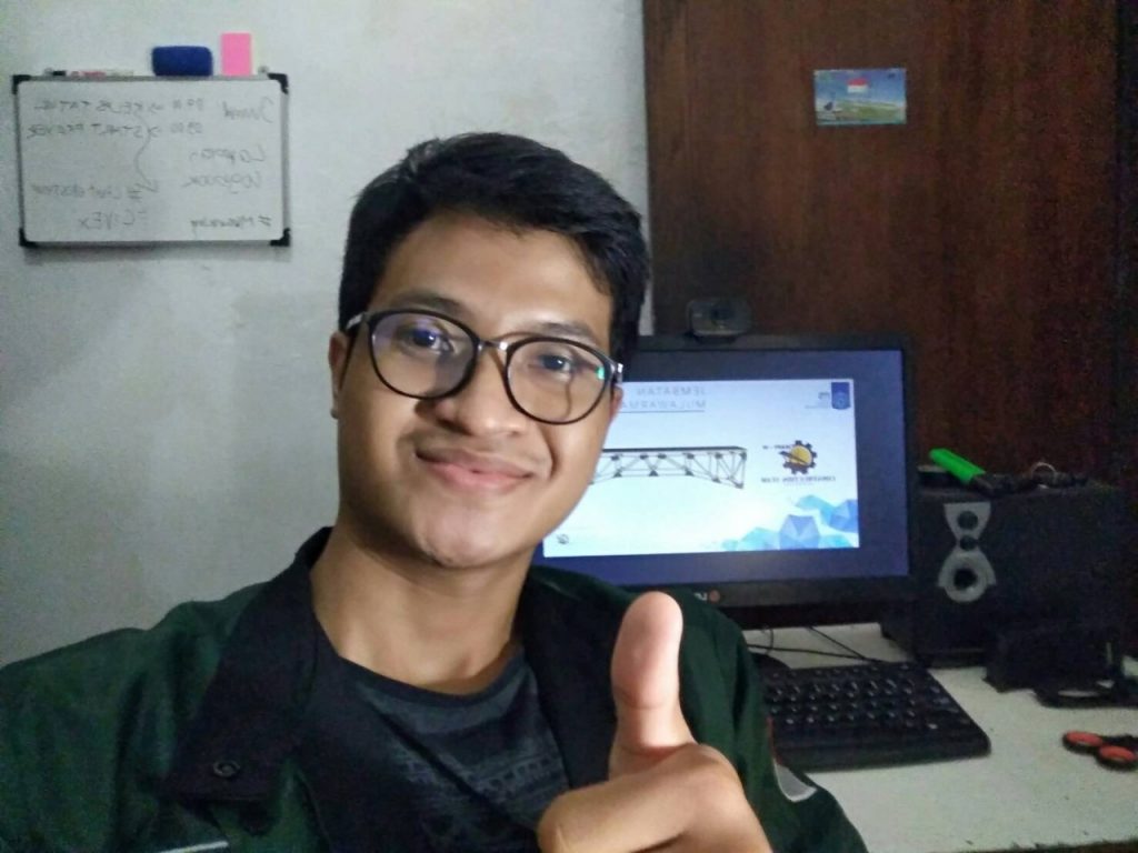 Anggota tim MAPS-19, Christian Bagaskara saat menunjukkan desain Jembatan Mulawarman buatan timnya