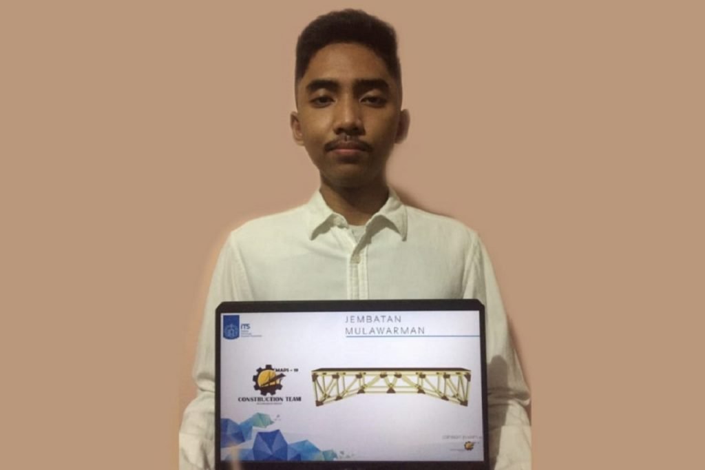 Anggota tim MAPS-19, Arlo Al Rezza saat menunjukkan desain Jembatan Mulawarman buatan timnya