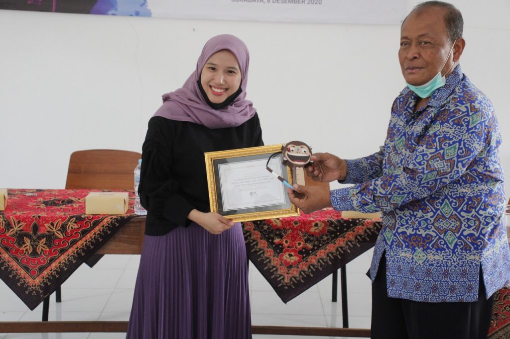 (dari kiri) Azzah Dyah Pramata ST MT MEng PhD menyerahkan ucapan terima kasih kepada Kepala Sekolah SMPLB-A YPAB Surabaya, Drs Eko Purwanto