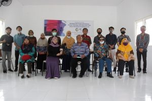 Foto bersama antara Tim Pengabdian kepada Masyarakan ITS bersama dengan pihak SMPLB-A YPAB Surabaya